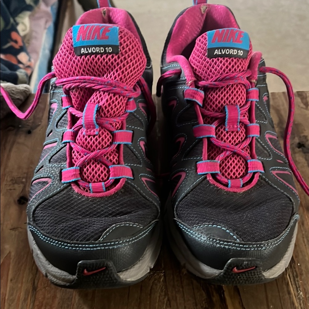Nike Alvord 10 Black and Pink Sneakers